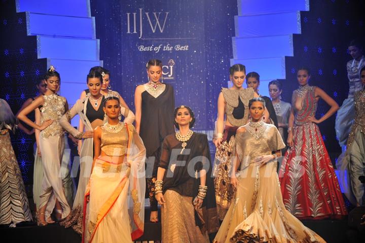 Sonam Kapoor showstoppers for PC Jewellers at IIJW 2012