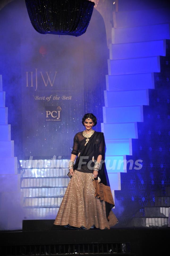 Sonam Kapoor showstoppers for PC Jewellers at IIJW 2012