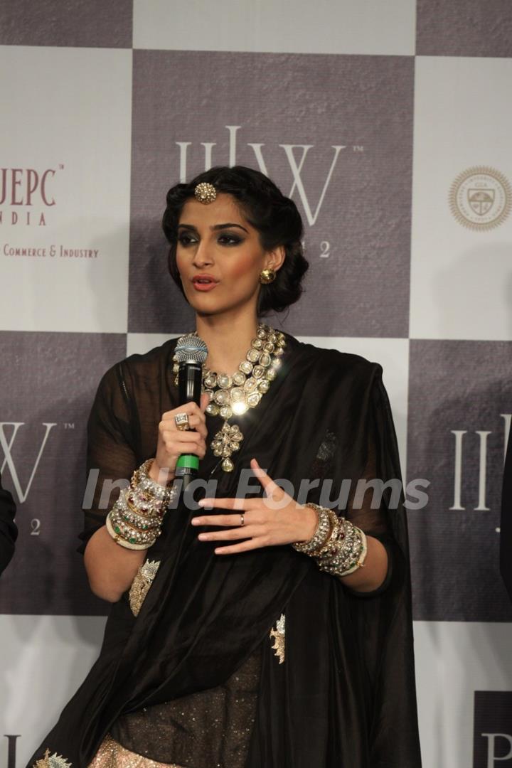 Sonam Kapoor showstoppers for PC Jewellers at IIJW 2012