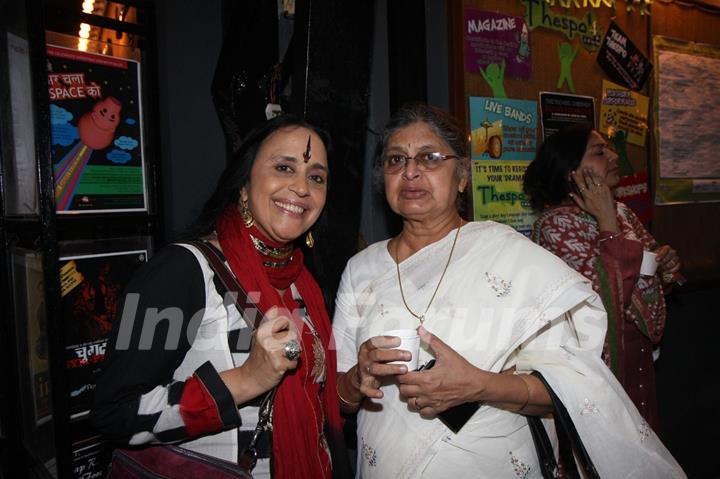 Ila Arun and Sulbha Arya at Prayer Meet of AK Hangal