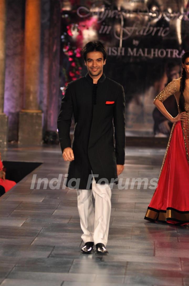 Punit Malhotra at Mijjwan Sonnets in Fabric Fashion Show