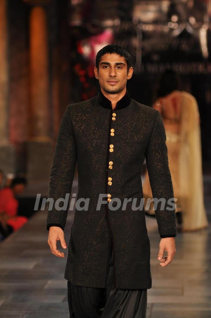 Prateik Babbar at Mijjwan Sonnets in Fabric Fashion Show