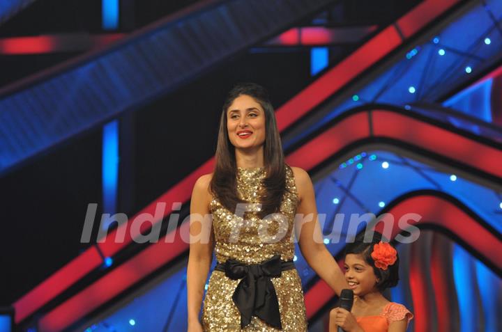 Kareena Kapoor promoting film Heroine on The Sets of Dance India Dance