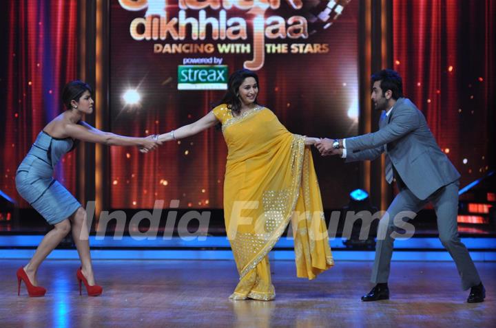 Priyanka Chopra, Madhuri Dixit & Ranbir Kapoor at Film Promotion Barfi on Set of Jhalak Dikhhla Jaa