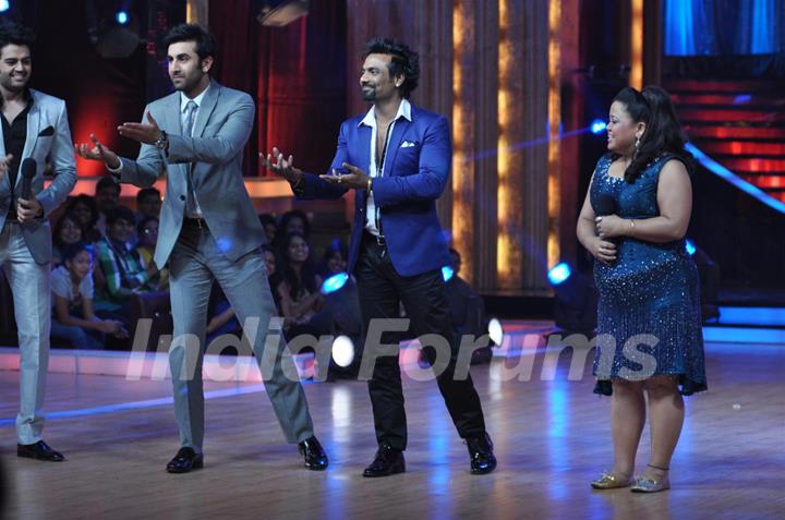 Manish, Ranbir Kapoor, Remo & Bharti at Film Promotion Barfi on Set of Jhalak Dikhhla Jaa