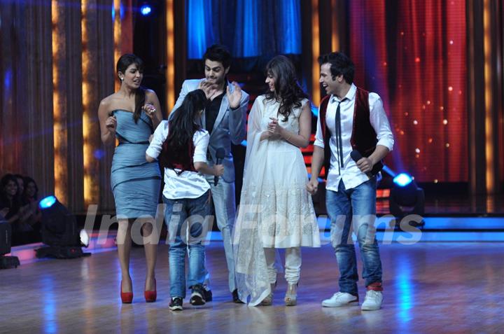 Priyanka Chopra, Manish Paul, Ileana D'Cruz at Film Promotion Barfi on Set of Jhalak Dikhhla Jaa