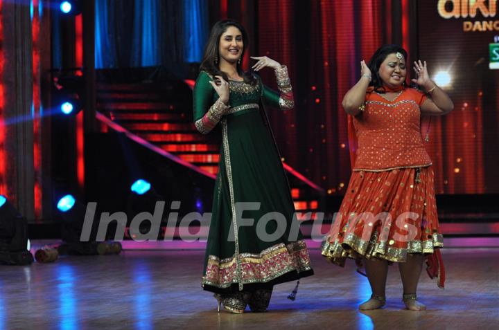 Kareena Kapoor and Bharti at Film Promotion Heroine on Set Jhalak Dikhhala Jaa