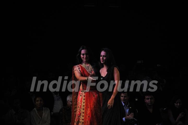 Sonakshi Sinha with Jyotsna Tiwari at her bridal collection at Aamby Valley Fashion Week 2012