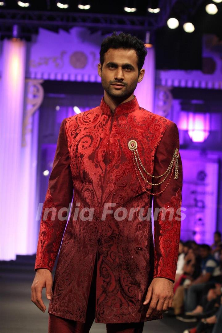 Models walks the ramp for Anjalee and Arjun Kapoor at Bridal Fashion Week