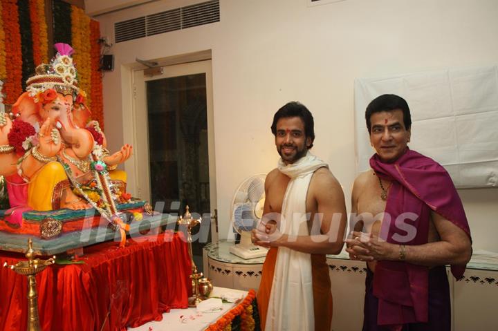 Tusshar Kapoor and Jeetendra at Ganesh Chaturthi Festival