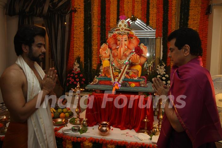 Tusshar Kapoor and Jeetendra at Ganesh Chaturthi Festival