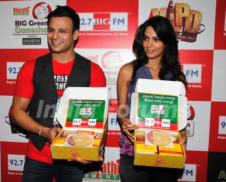 Vivek Oberoi and Mallika Sherawat at 92.7 BIG FM promoting film Kismat Love Paisa Dilli