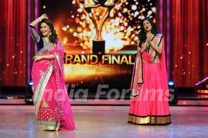 Madhuri Dixit and Sridevi dances on the sets of Jhalak Dikhhla Jaa during the promotion of film English Vinglish