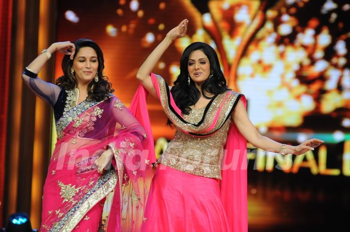 Madhuri Dixit and Sridevi dances on the sets of Jhalak Dikhhla Jaa during the promotion of film English Vinglish