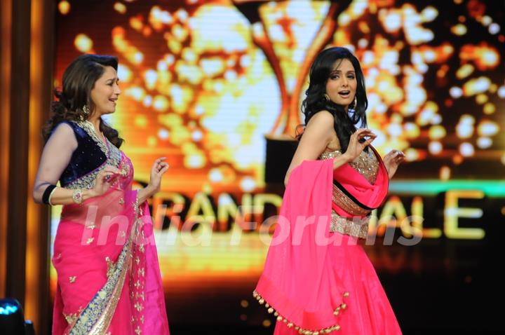 Madhuri Dixit and Sridevi dances on the sets of Jhalak Dikhhla Jaa during the promotion of film English Vinglish