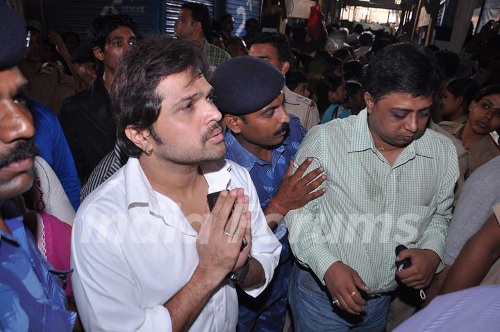 Himesh Reshammiya with Sur Kshetra team at Ganesh Mandal in Lowe Parel, Mumbai.