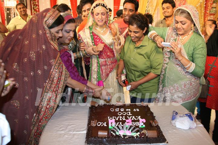 Iss Pyaar Ko Kya Naam Doon cast celebrating birthday