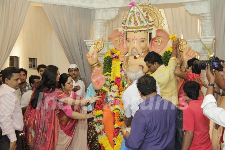 Shilpa Shetty With Parents At Andheri Ka Raja