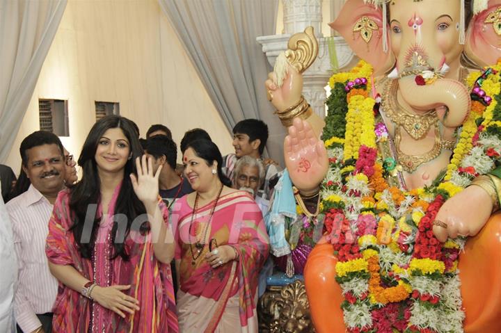 Shilpa Shetty With Parents At Andheri Ka Raja