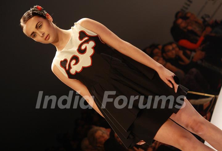 Designer Poonam Bhagat Wills Lifestyle India fashion week 2013