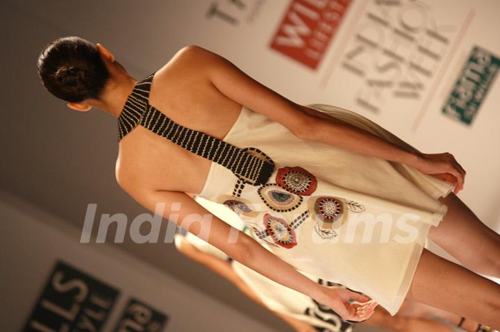 Designer Poonam Bhagat Wills Lifestyle India fashion week 2013