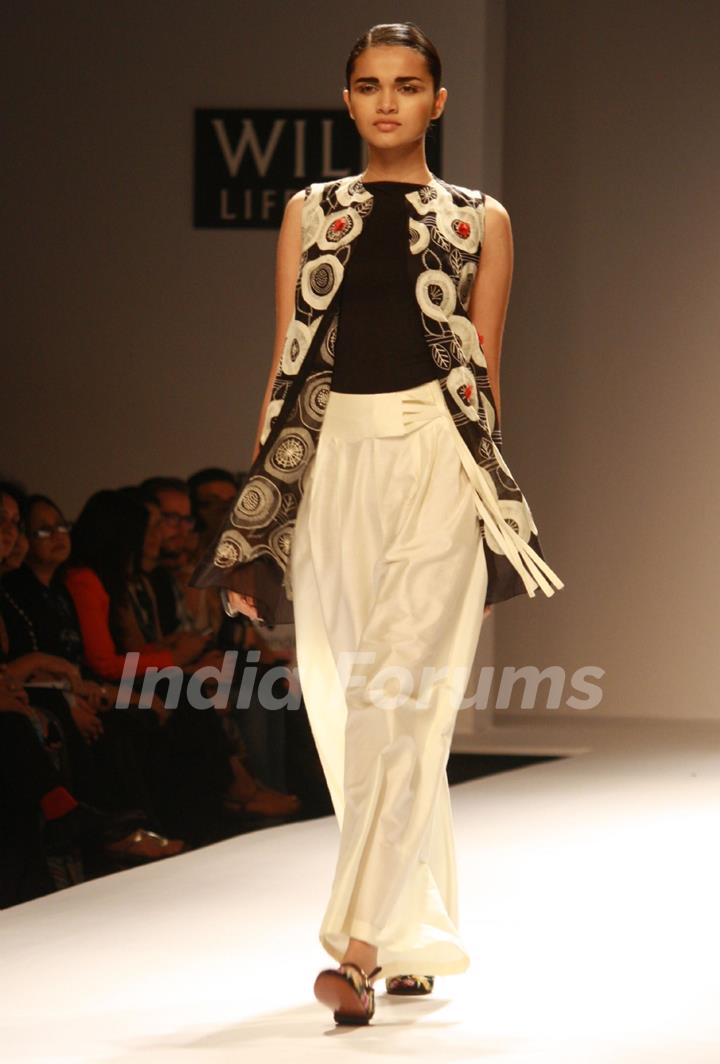 Designer Poonam Bhagat Wills Lifestyle India fashion week 2013