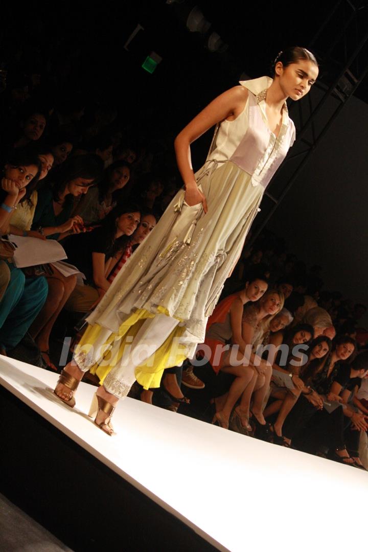 Designer Kiran Uttam Ghosh Wills Lifestyle India fashion week 2013