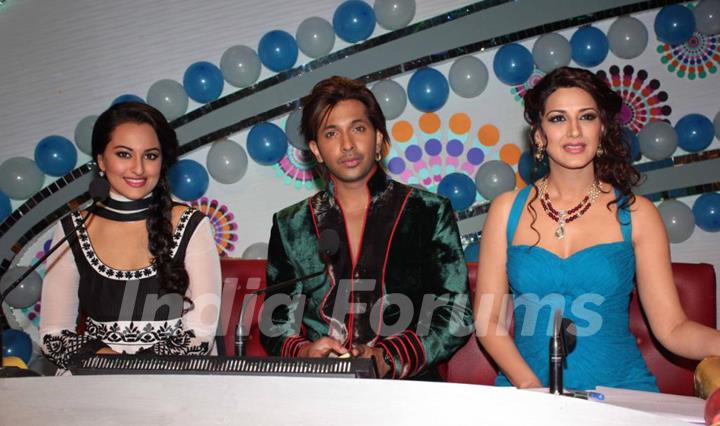 Bollywood celebrities Sonakshi Sinha with Sonali Bendre and Terence Lewis on the sets of Hindustan Ke Hunarbaaz in Mumbai.