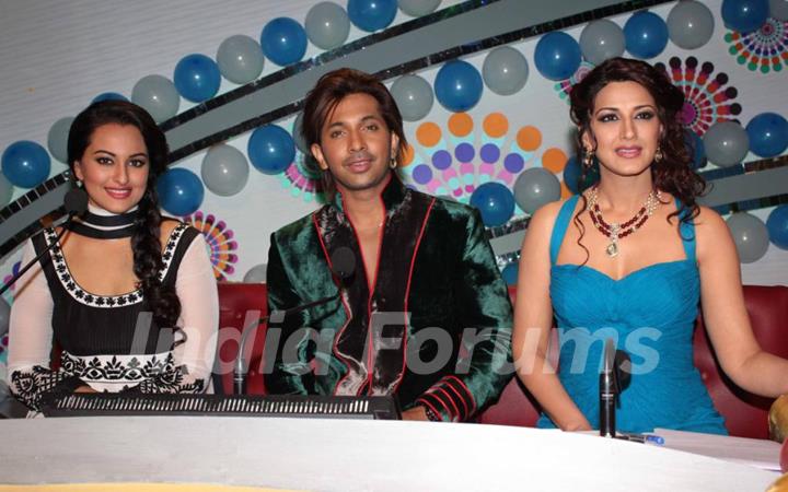 Bollywood celebrities Sonakshi Sinha with Sonali Bendre and Terence Lewis on the sets of Hindustan Ke Hunarbaaz in Mumbai.