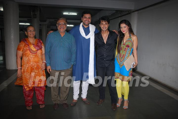 Aanjjan Srivastav with wife madhu, Gautam Chaturvedi, Akshay sethi, Neetu Wadhwa at Musical Concert