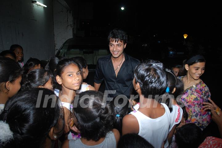 Akshay sethi mobbed by children at Musical Concert organized by actor Gautam Chaturvedi