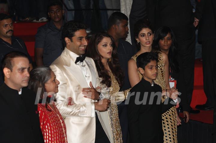 Jaya Bachchan, Abhishek Bachchan, Aishwariya Rai, Shweta Nanda  Amitabh Bachchan's 70th Birthday Par