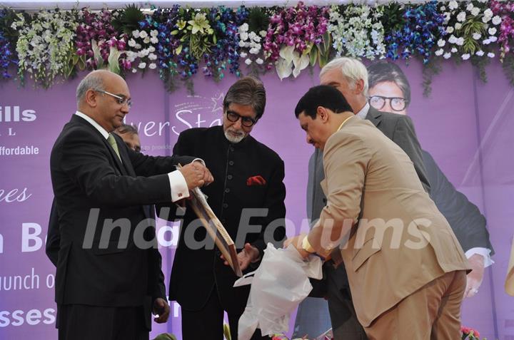 Amitabh Bachchan Launch Mobile Diabetes Van by Seven Hill Hospital