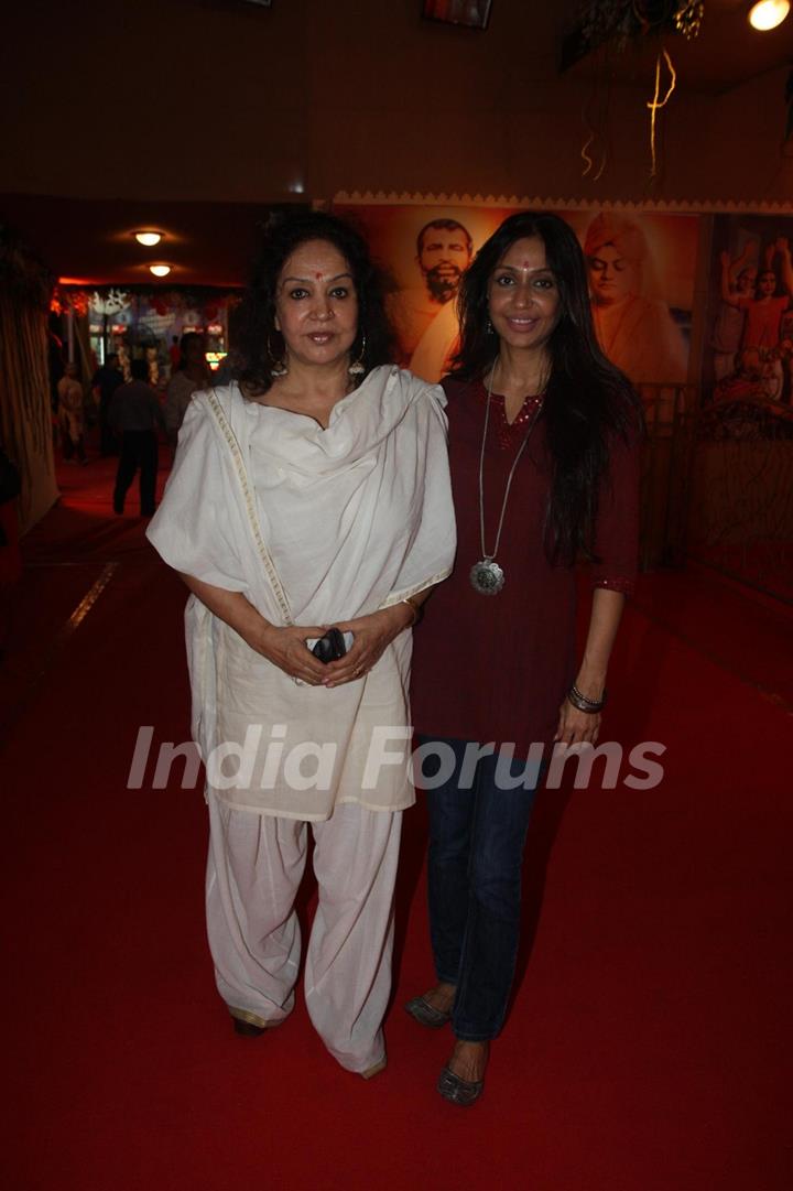 Kajol visits North Bombay's Sarbojanin Durga Puja