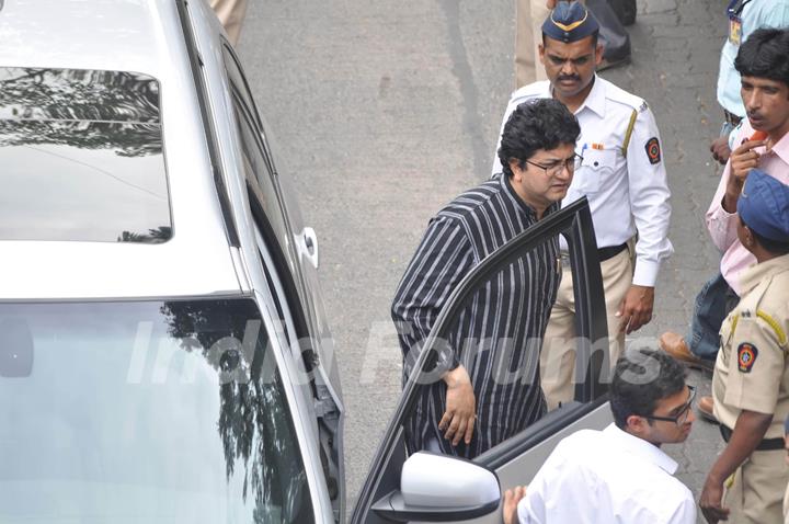 Prasoon Joshi attend pays last respect during the funeral of legendary filmmaker Yash Chopra