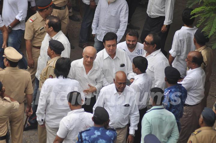 Mukesh Bhatt, Satish Kaushik attend pays last respect during the funeral of Yash Chopra