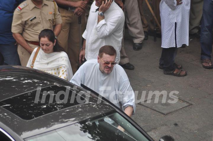 Nitin Mukesh attend pays last respect during the funeral of legendary filmmaker Yash Chopra