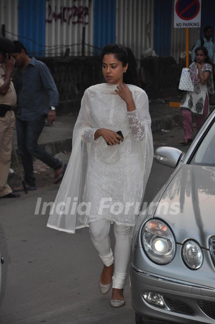 Sameera Reddy arrives at the Chautha Ceremony for filmmaker Yash Chopra