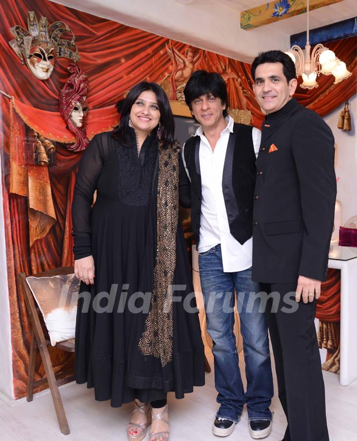 Art in forms other than on canvas has a new destination. Bioscopewalli   The Visual Art delight by Vanita Omung Kumar opened its doors today at a colorful ceremony by Shahrukh Khan  at Fun Republic, Andheri in Mumbai on Nov. 1, 2012. (Photo: ...