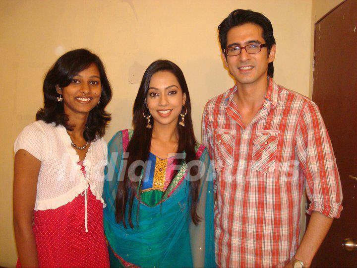 Samir & Melanie with a fan on the set of GHSP