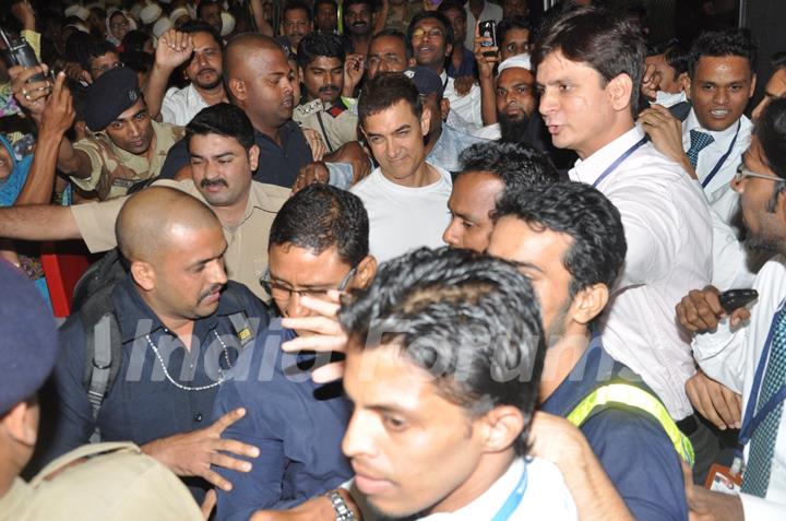 Aamir Khan arrives from Hajj