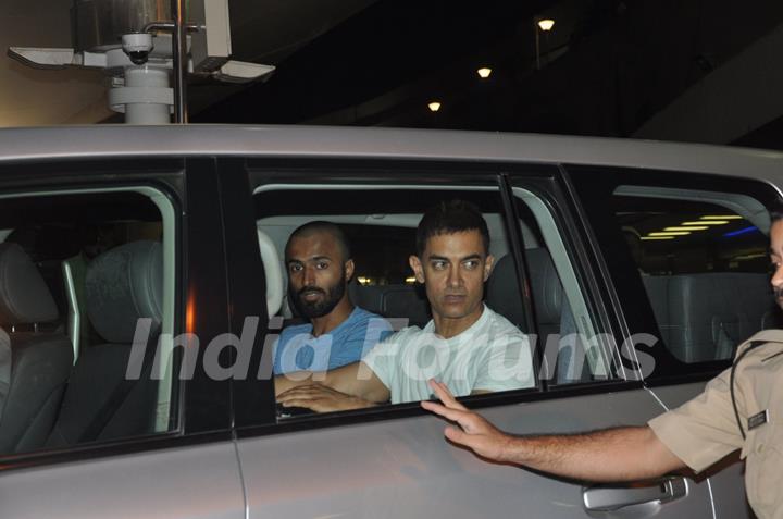 Aamir Khan arrives from Hajj