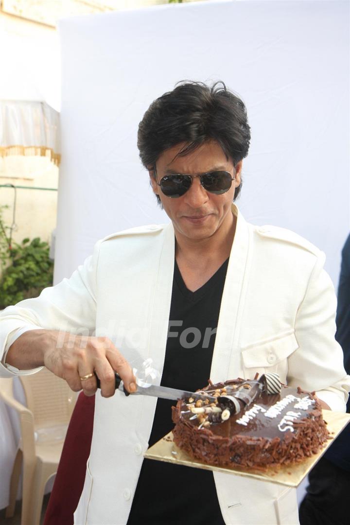 Shah Rukh Khan Birthday LIVE Updates: Salman Khan, Alia Bhatt Send in  Wishes, SRK Sends Biscuits, Water to Fans Outside Mannat - News18
