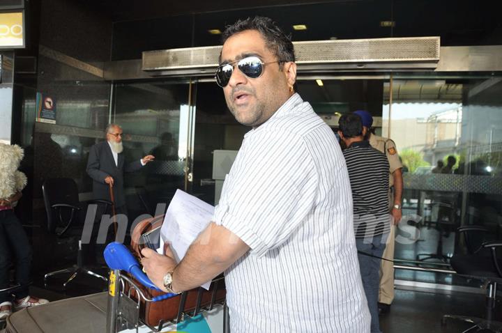 Singer Kunal Ganjawala snapped at Mumbai International Airport leaving for Dubai.