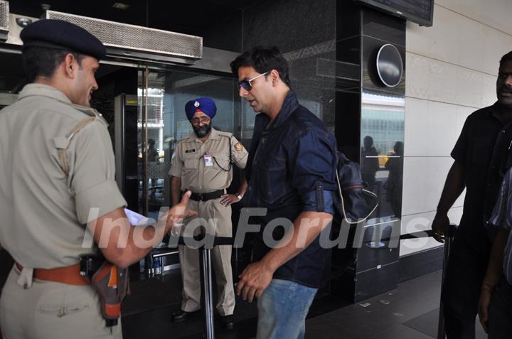 Akshay Kumar and Asin at the airport leaving for Dubai