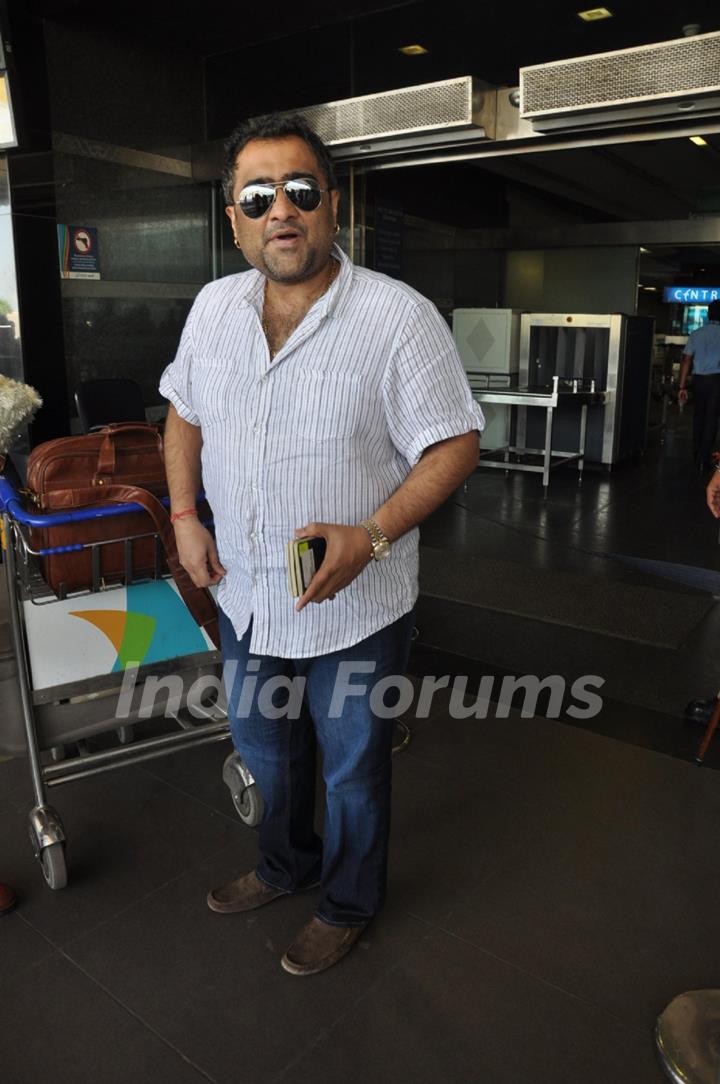 Akshay Kumar and Asin at the airport leaving for Dubai