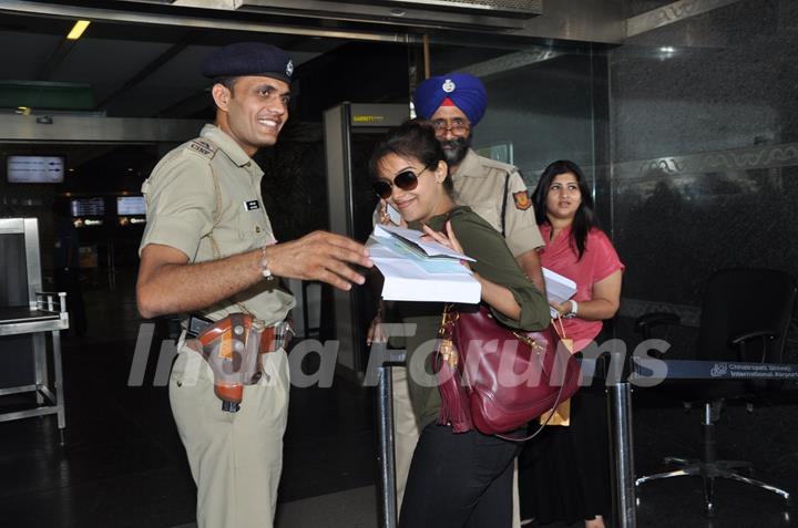 Akshay Kumar and Asin at the airport leaving for Dubai