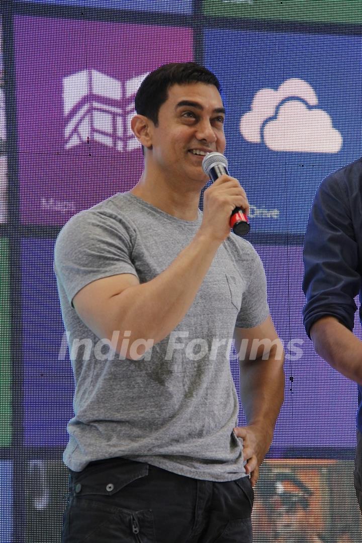 Aamir Khan promotes film Talaash with Microsoft Windows 8