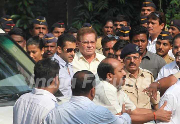 Salim Khan and Salman Khan visit 'Matoshree' to see ailing Bal Saheb Thackeray