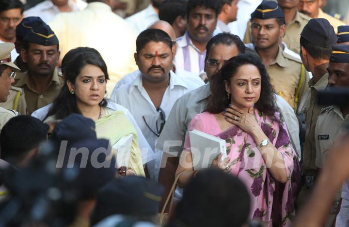 Hema Malini and Shaina NC visit 'Matoshree' to see ailing Bal Saheb Thackeray